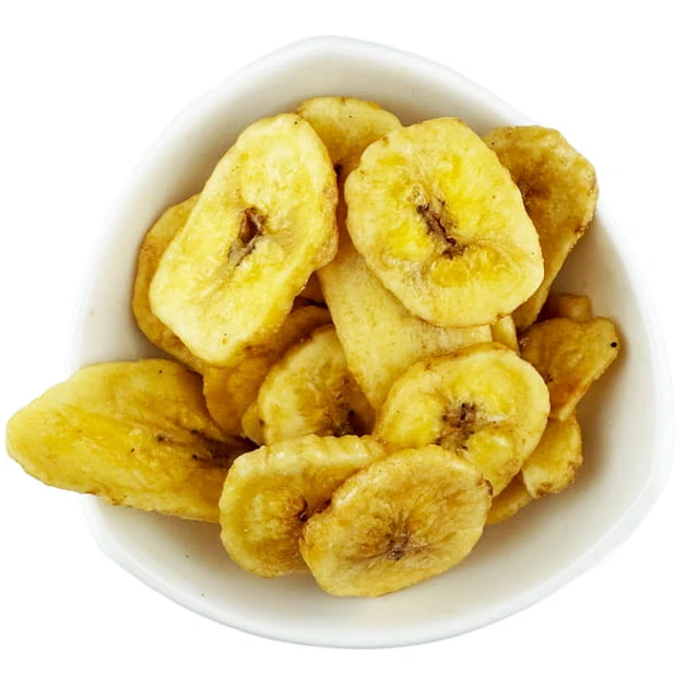 Hrskavi čips od banane u beloj činiji
