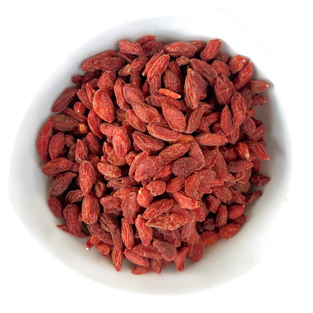 Crvene goji bobice u beloj činiji